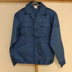 青色ボタン付きジャンパー