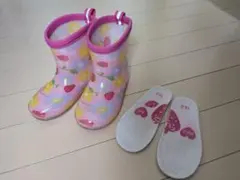 いちご柄のレインブーツ 14cm 左右の分かりやすいインソール付き