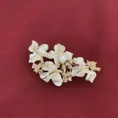 パールカラー リーフ ブローチ ゴールド スワロフスキー 上品 エレガント