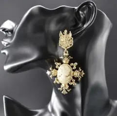 訳あり商品 装飾的な金色ピアス(両耳用)