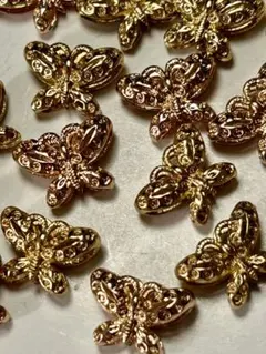 20個セット✨繊細な作りの可愛い蝶々ゴールドパーツ✨