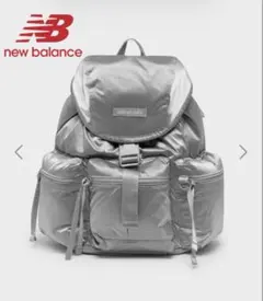 韓国　美品　シルバー　ニューバランス グロッシー ミニ バックパック リュックのサムネイル