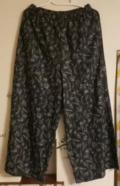 花柄カジュアルパンツ 黒と白