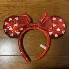 ハート模様の赤いカチューシャ