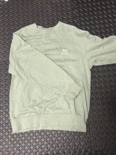 緑のロングTシャツ　アボカド色