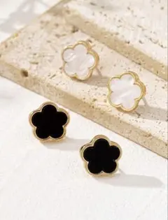 可愛いお花フラワーピアス2個セット 白黒ホワイトブラックゴールドクローバー結婚式