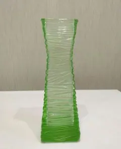 ガラス花瓶　花入れ　花器　フラワーベース　 グリーン　緑系