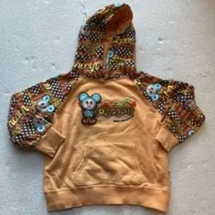 オレンジ色フード付きトレーナー