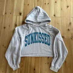 Unitage（ユニテージ）のカレッジロゴ風ショート丈パーカー