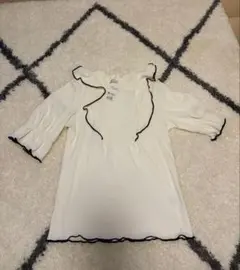 フリル付きホワイトトップス　INGNI