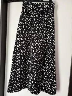 黒と白のドット柄フレアスカート