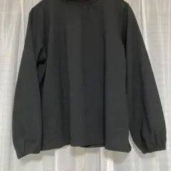 黒いフリルネック長袖トップス