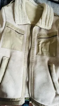 クリーム色 フリースジャケット 襟付き