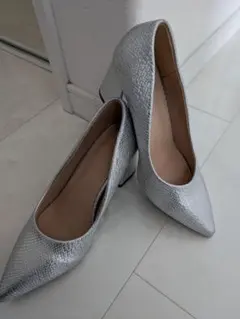 シルバー ポインテッドトゥ 中ヒール パンプス