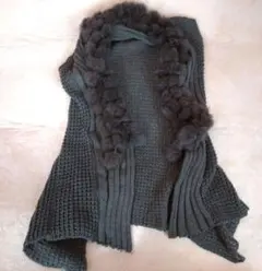 ファー付き ダークグレー ニット ベスト ラビットファー風 ジレ