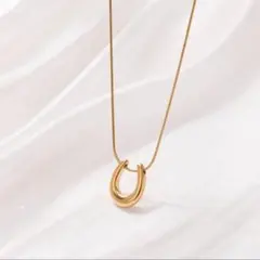 【普通郵便】ホースシューネックレス　馬蹄　ゴールド　ステンレススチール　シンプル