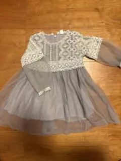 グレーの刺繍入りベビードレス