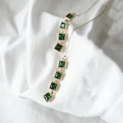 エメラルドグリーン ロングピアス