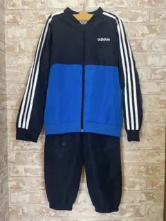 adidasのキッズ用ジャージ上下セットです。