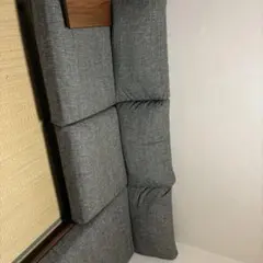 グレーの布製ソファ 木製テーブル付き