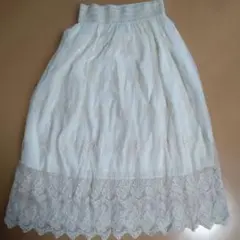 ウエスト総ゴム　刺繍入りホワイトフレアスカート　Мサイズ