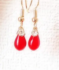 真紅レッドのチェコドロップ一粒ピアス　春ピアス
