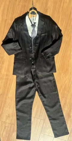 黒いストライプスーツセット（ネクタイ付き）