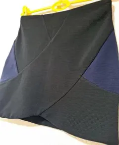 黒とネイビーのタイトミニスカート