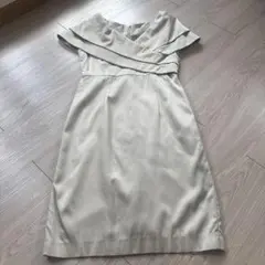 フリル付きライトグレーのドレス