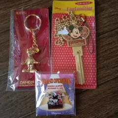 Disney Fantamiliar キーホルダーとピンバッジセット