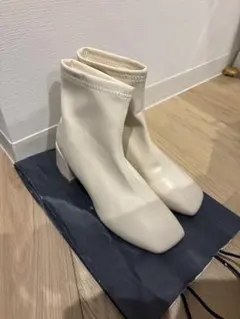 <未使用>クリーム色 ショートブーツ 中ヒール