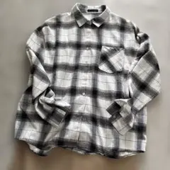 グレーとホワイトのチェック柄長袖シャツ