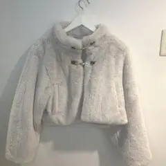 ビット付き フェイクファー ショートジャケット クロップド丈 アイボリー