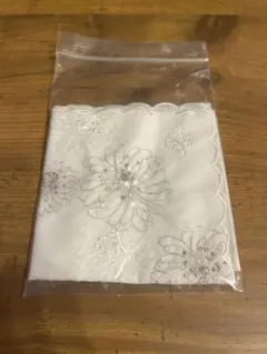 PAUL & JOE 刺繍入りホワイトハンカチのサムネイル
