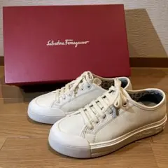 フェラガモ　メンズホワイトスニーカー
