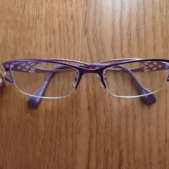 紫のメタルフレーム メガネ