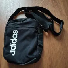 adidas ショルダーバッグ ブラック　サコッシュ