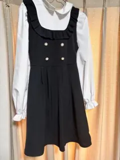 フリル付き黒ワンピース