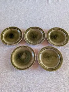 信楽焼陶器の小皿 4枚＋1枚セット　鶯色　花びら型