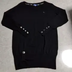 お値下げ５２８０円から４９８０円に BURBERRY黒いボタン付き長袖ニットのサムネイル