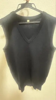 黒のVネックノースリーブスクールベスト