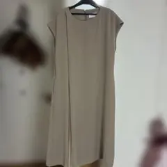 WHYTO. ベージュワンピースのサムネイル