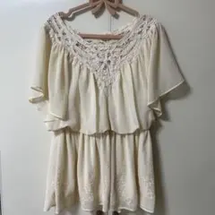 Bye Bye クリーム色の刺繍入りフレアスリーブトップスのサムネイル