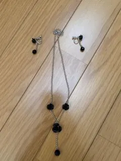 黒いローズモチーフ ネックレスとイヤリングセット