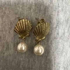 貝殻デザイン ゴールドピアス パール付き
