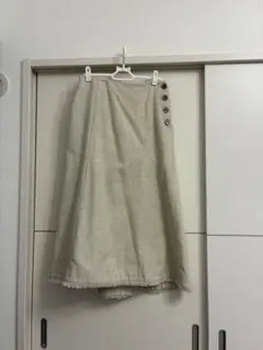 ベージュ フレアロングスカート ボタン付き