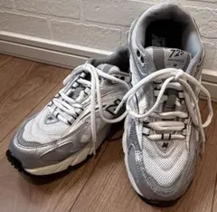 New Balance 725 グレー スニーカーのサムネイル