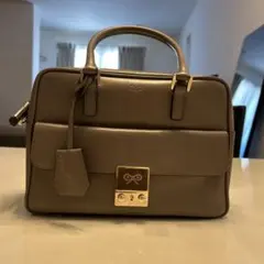 アニヤハインドマーチ カーカー ショルダーバッグ ロゴ グレージュ ANYA HINDMARCH（アニヤハインドマーチ）の「＜ANYA HINDMARCH（アニヤ