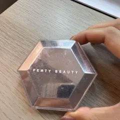 FENTY BEAUTY ハイライトパウダー HOW MANY CARATSのサムネイル