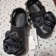 新品crocs 別注プラットフォーム グリッター サンダル 黒 金子彩着用